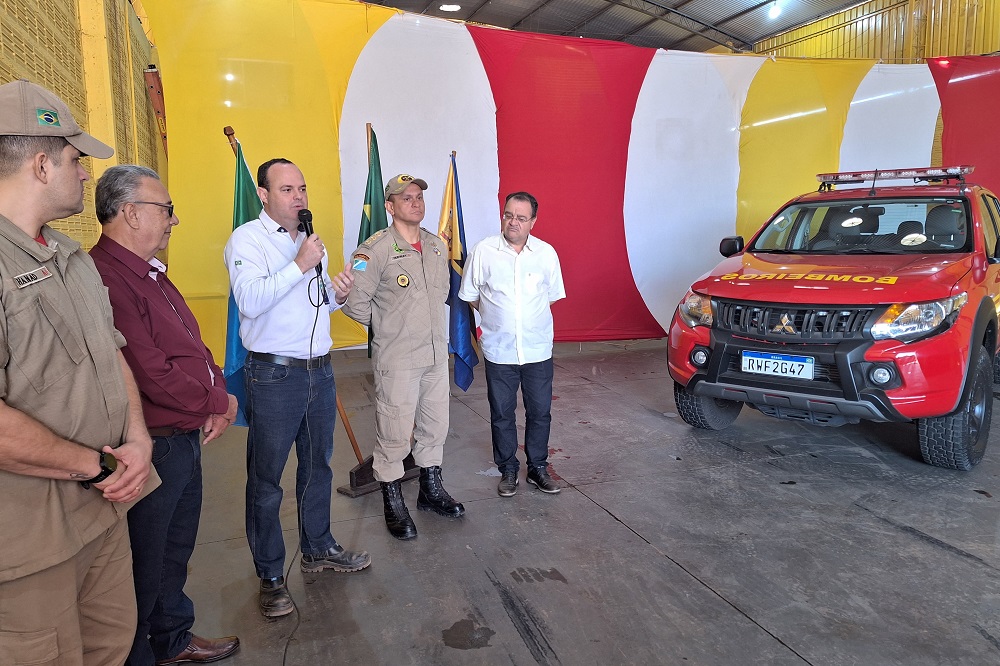 Suzano entrega três viaturas para as forças de segurança pública em Ribas do Rio Pardo