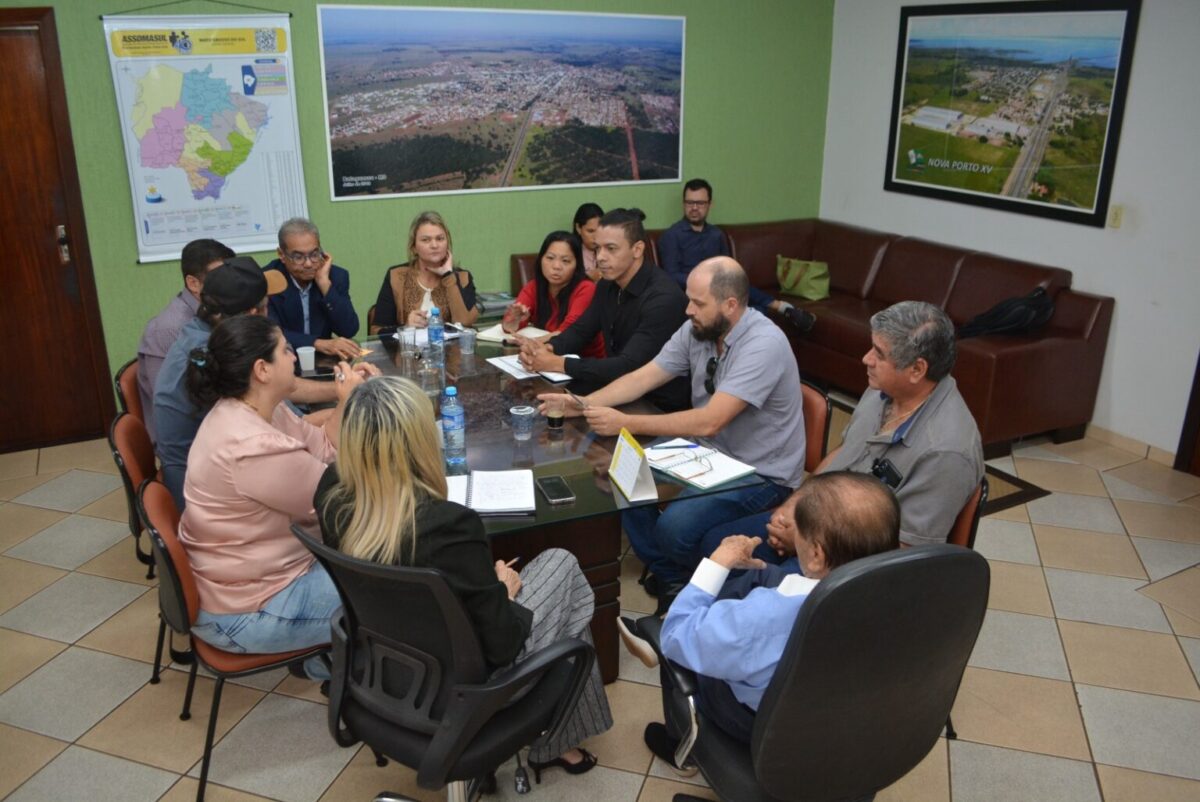 Prefeito Akira reúne equipe de trabalho para discutir cronograma de eventos em Bataguassu