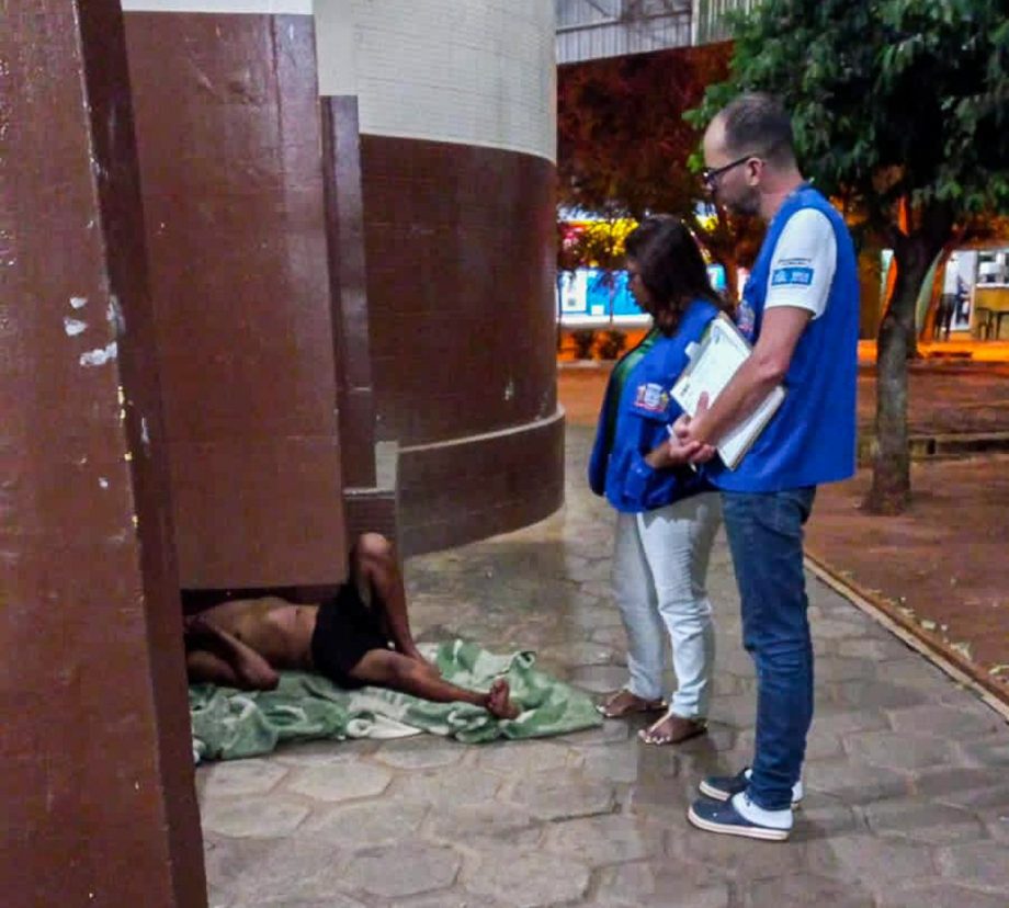 Abordagem Social se antecipa em relação a frente fria e realiza ação com pessoas em situação de rua