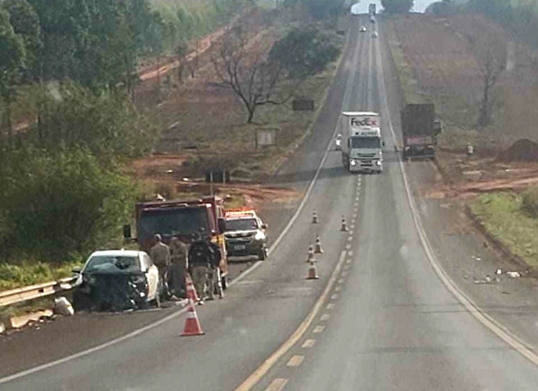 Colisão de veículo e carreta tritrem é registrado na BR 262 no final da tarde deste domingo