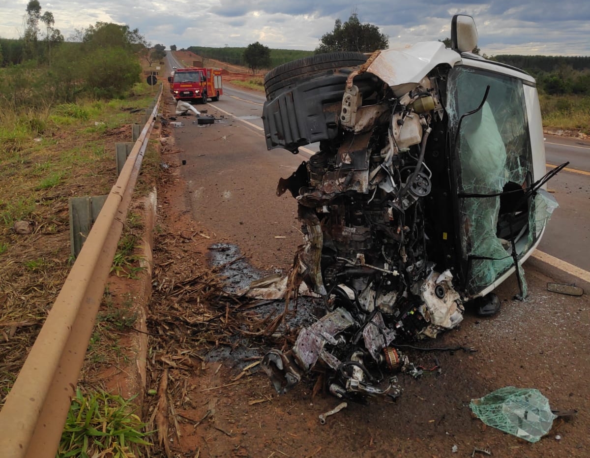 Colisão de veículo e carreta tritrem é registrado na BR 262 no final da tarde deste domingo