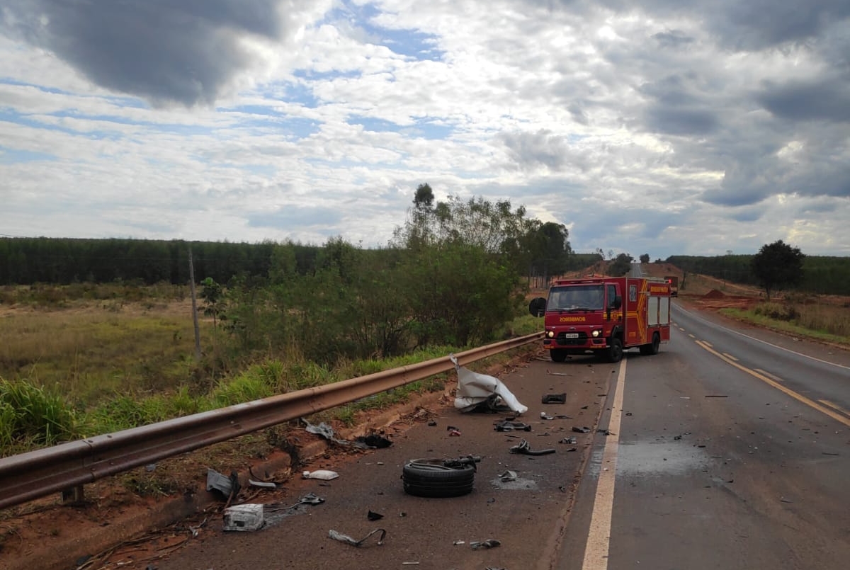 Colisão de veículo e carreta tritrem é registrado na BR 262 no final da tarde deste domingo