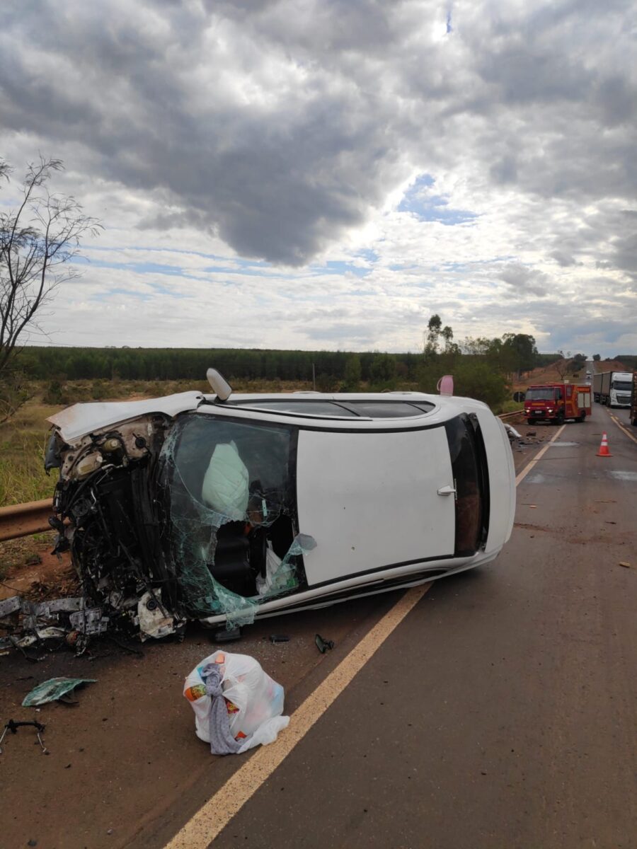 Colisão de veículo e carreta tritrem é registrado na BR 262 no final da tarde deste domingo