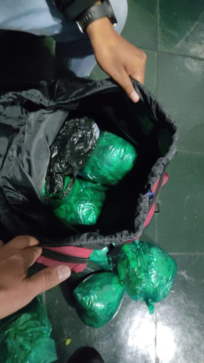 Bolivianos são presos com aproximadamente oito quilos de folhas de cocaína na Operação Integrada SULMS