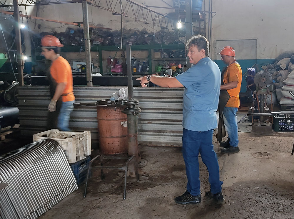 Do pó ao produto final, internos produzem cadeiras de fio em penitenciária de Campo Grande