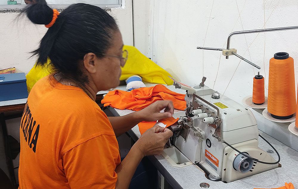 Oficina de costura em presídio ocupa e profissionaliza detentas com a produção dos próprios uniformes