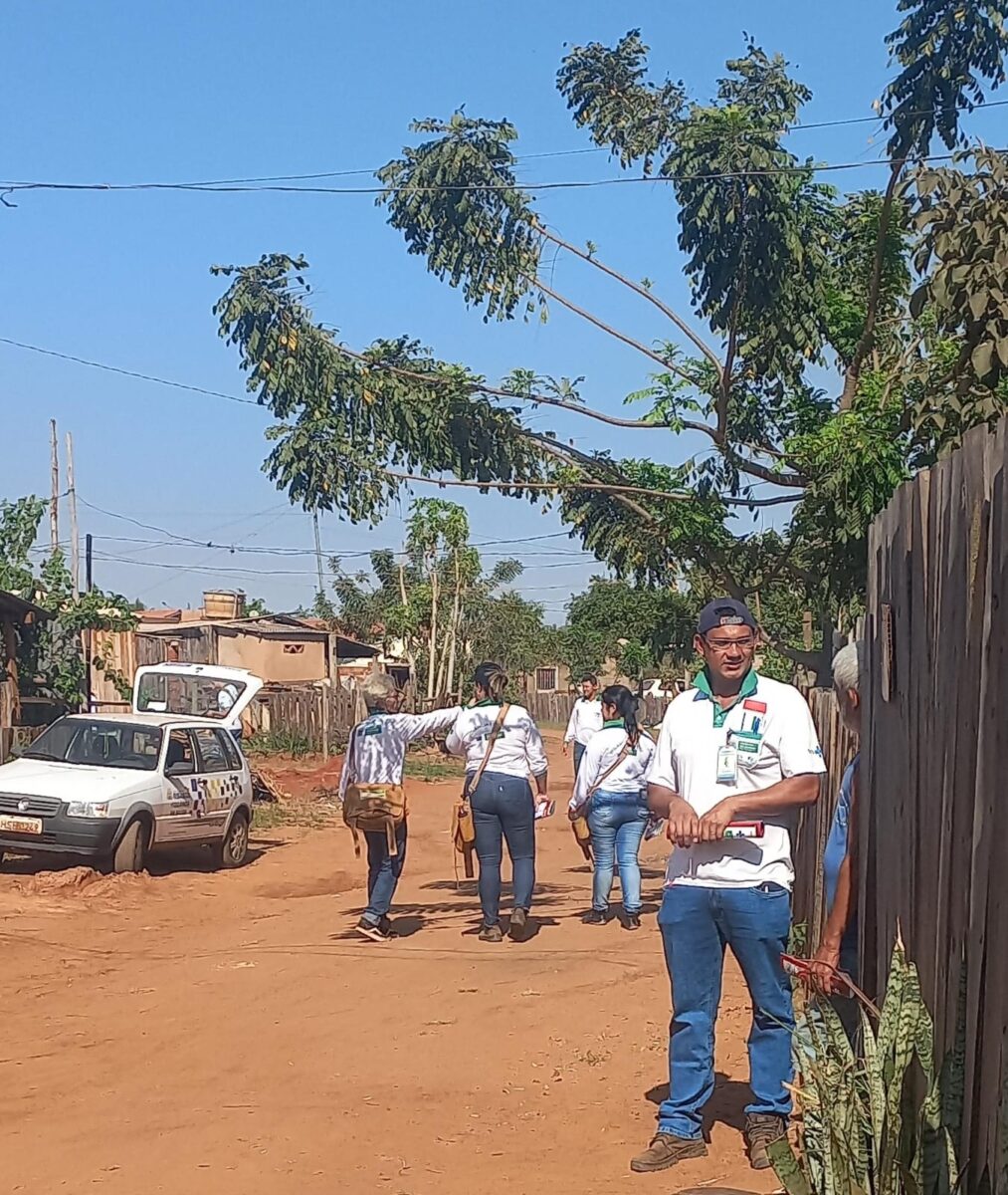 Agentes de Controle de Endemias fazem trabalho de educação em saúde pelos bairros de Ribas