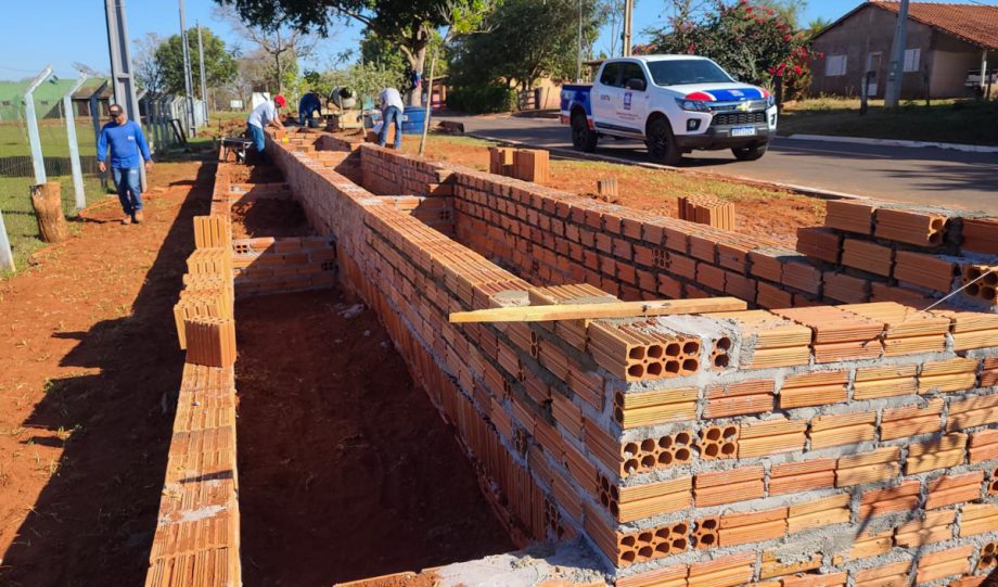 Prefeitura executa construção de arquibancada no Campo de futebol de Arapuá