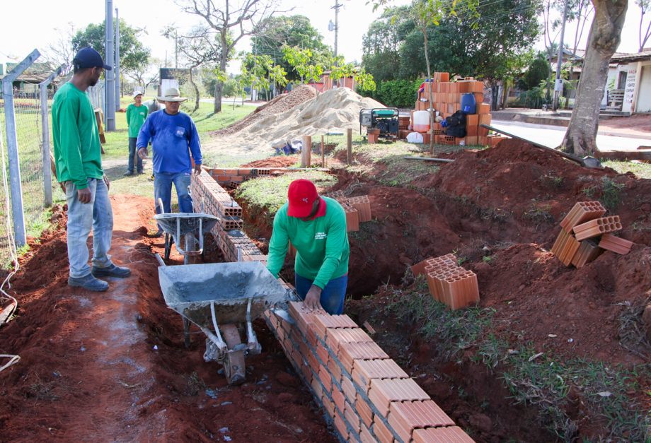 Prefeitura executa construção de arquibancada no Campo de futebol de Arapuá