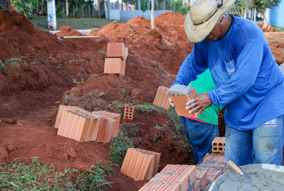 Prefeitura executa construção de arquibancada no Campo de futebol de Arapuá