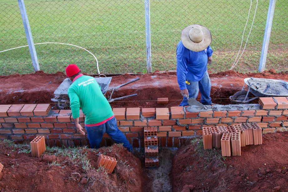 Prefeitura executa construção de arquibancada no Campo de futebol de Arapuá