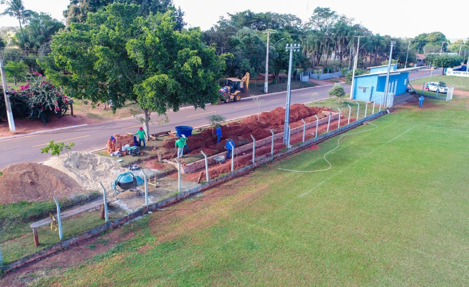 Prefeitura executa construção de arquibancada no Campo de futebol de Arapuá