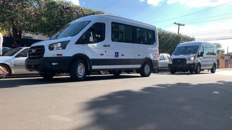 SEMEC recebe 3 vans especiais para o transporte de crianças PCD