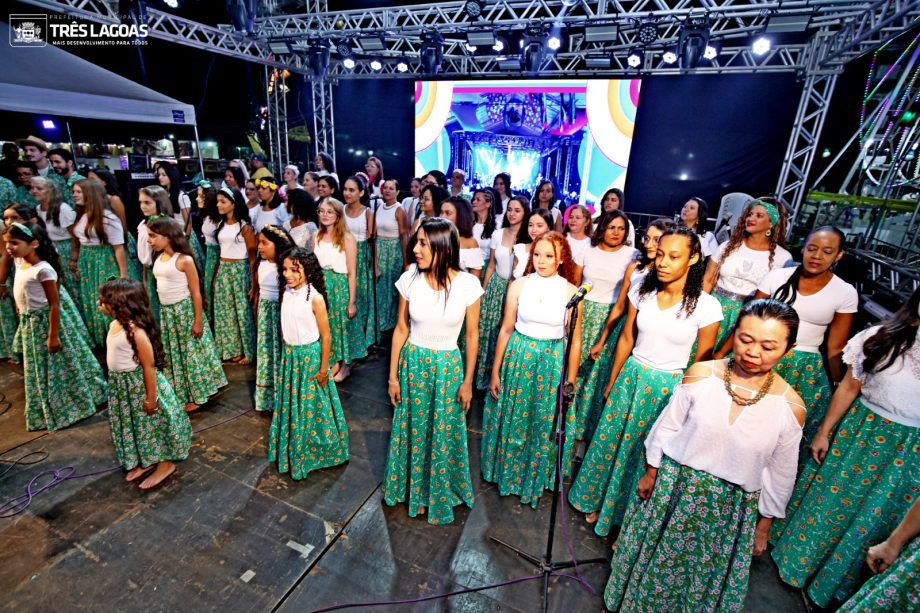 Primeira noite da 33ª Festa do Folclore reuniu mais de 15 mil pessoas no Galpão da NOB