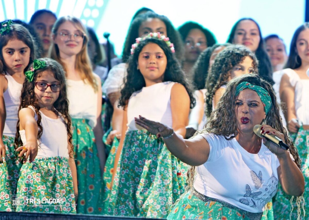 Primeira noite da 33ª Festa do Folclore reuniu mais de 15 mil pessoas no Galpão da NOB
