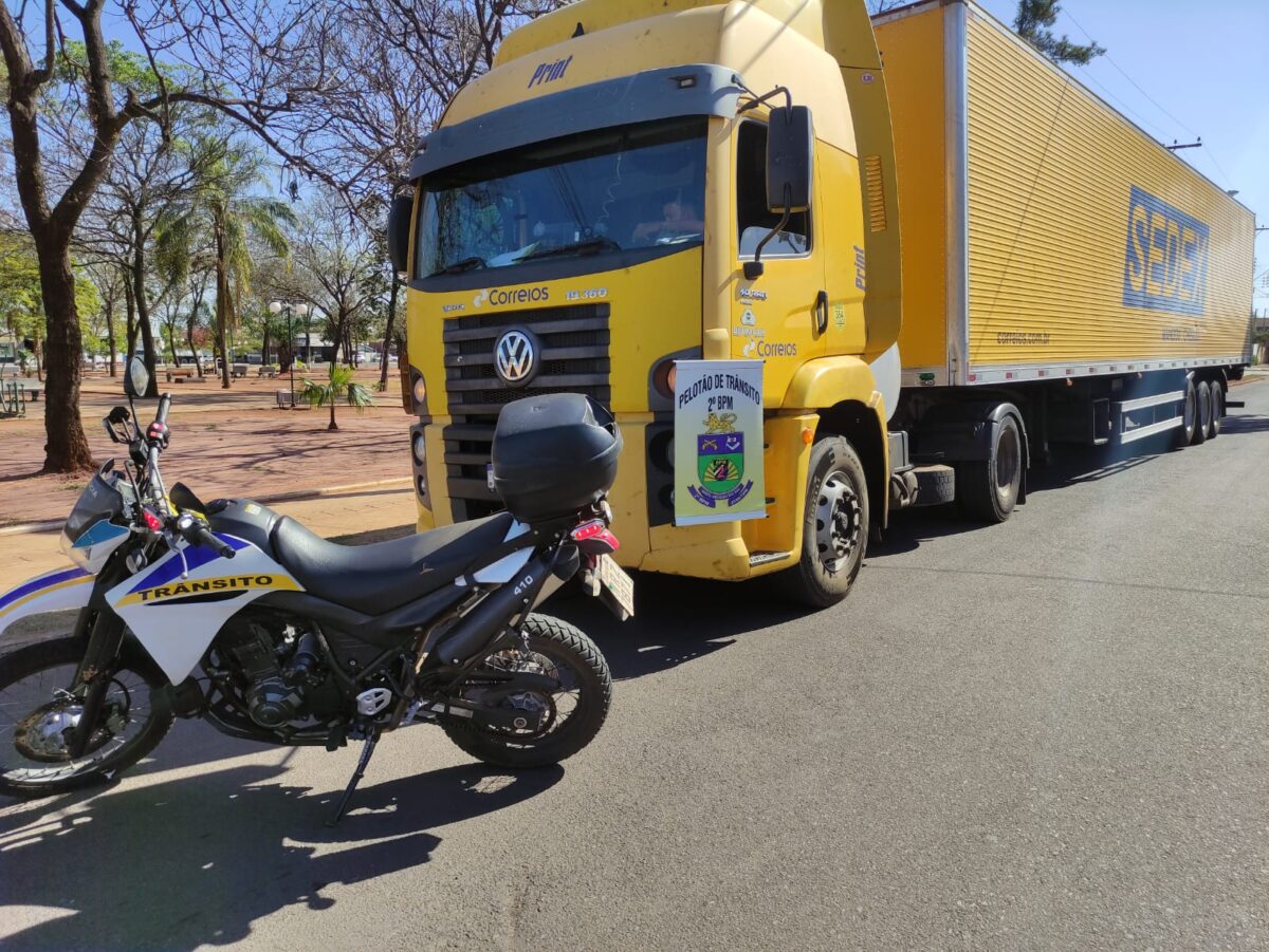 PM de Três Lagoas apreende caminhão fake dos Correios com carga de contrabando