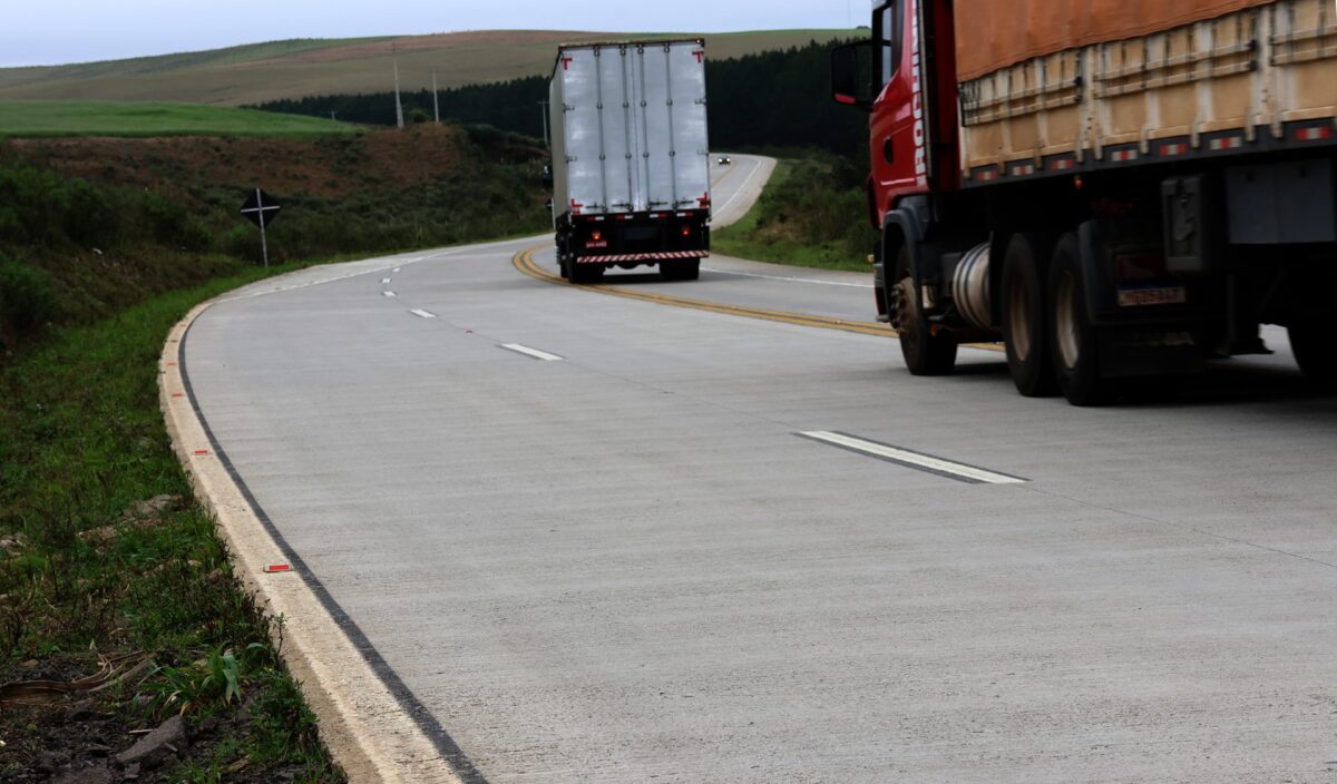 Governo planeja aplicar pavimento de concreto em rodovias com movimento intenso de cargas