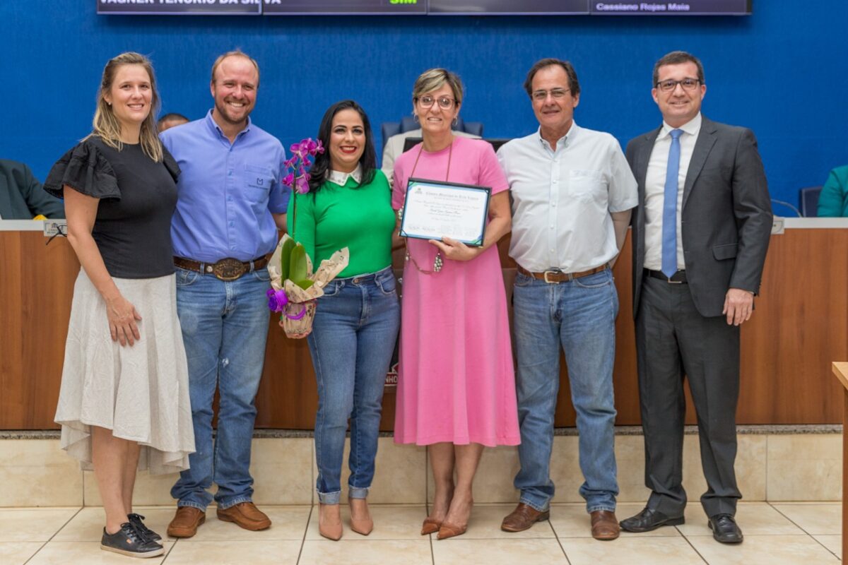 Vereadores homenageiam protetora de animais durante a sessão ordinária