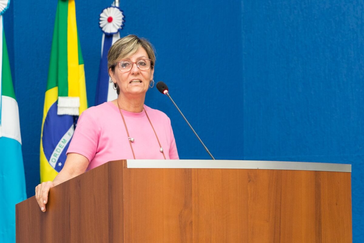 Vereadores homenageiam protetora de animais durante a sessão ordinária