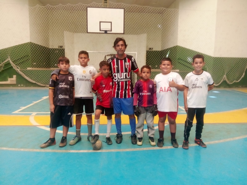 Crianças participam dos treinos da Escolinha Municipal de Futebol