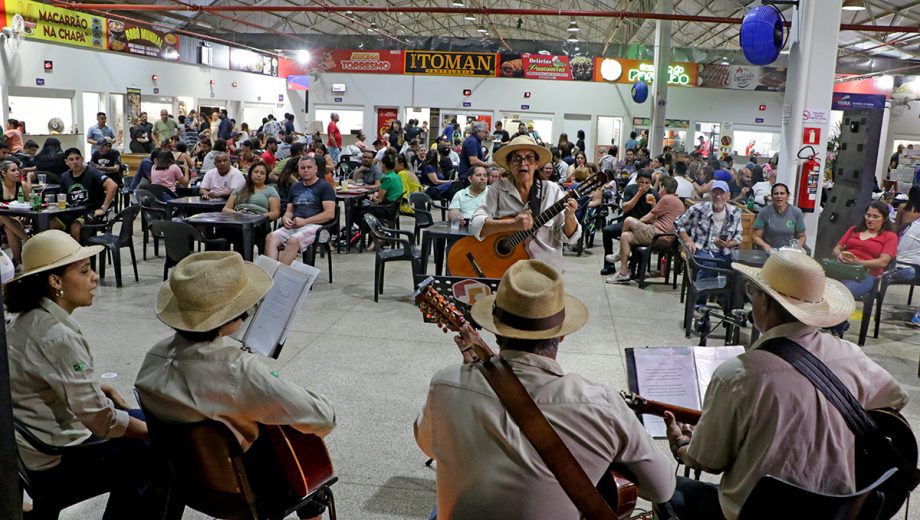 Orquestra de Violeiros de Três Lagoas celebrou 30 anos de existência na Feira Central Turística