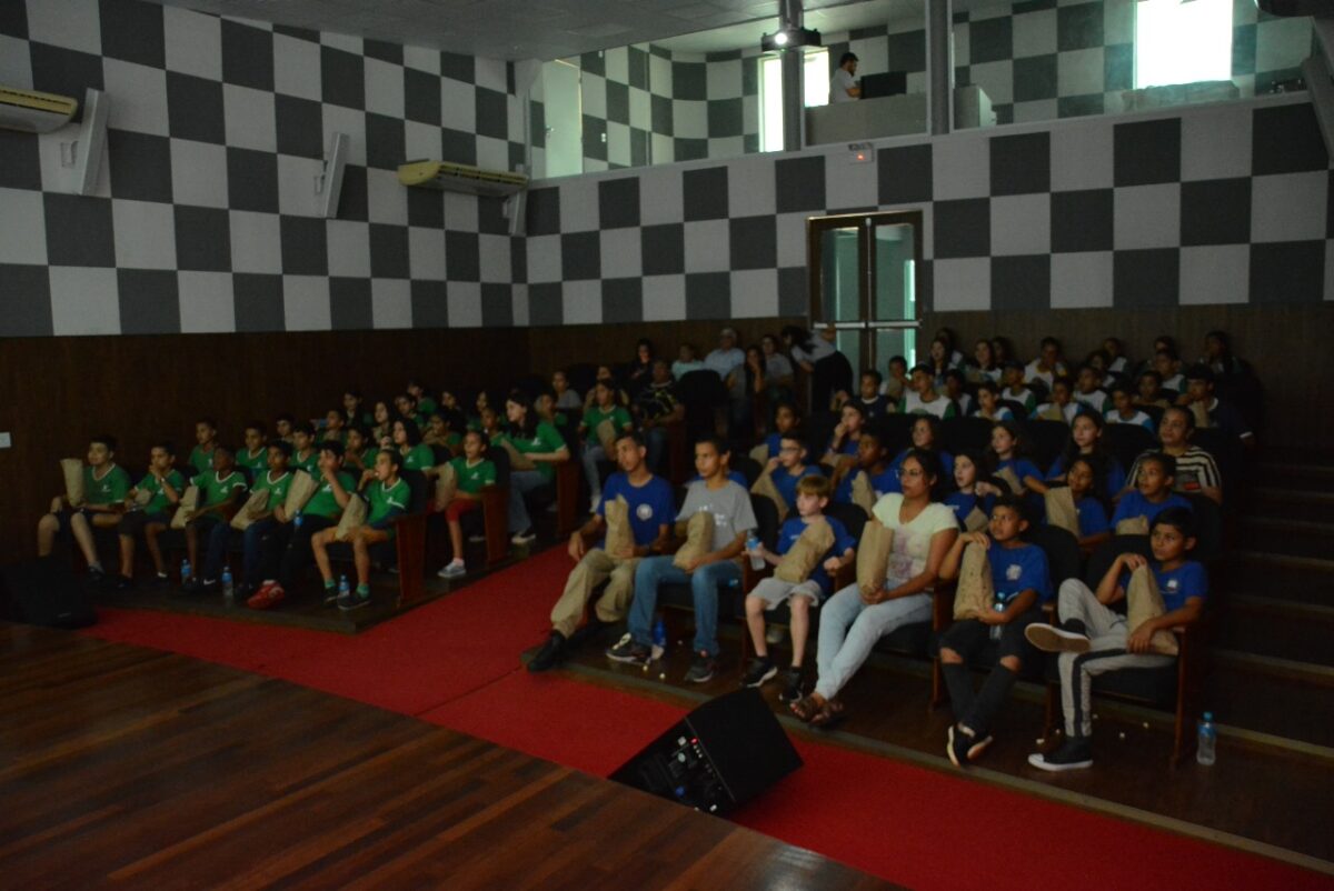 Sessão de cinema é ofertada para estudantes através do Projeto Piracema