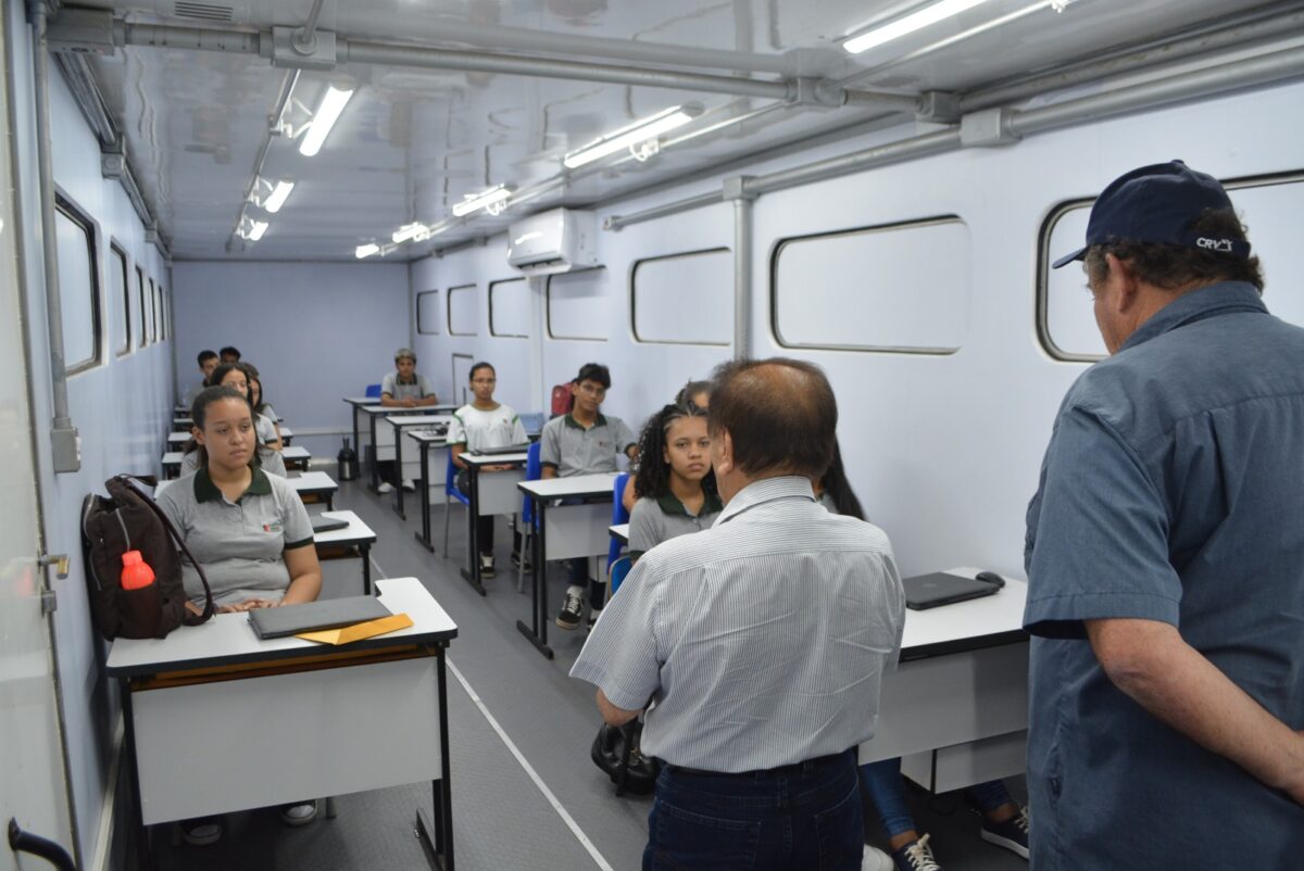 Com Carreta da Informática, Prefeitura capacita jovens do Instituto Mirim em Bataguassu