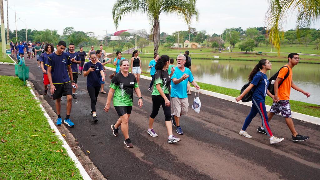 Caminhada com orientação em Libras dá visibilidade aos surdos e promove socialização