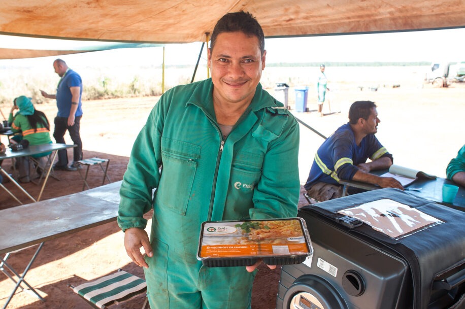 Com refeição ultracongelada, Eldorado Brasil lança sistema pioneiro para alimentação dos trabalhadores no campo