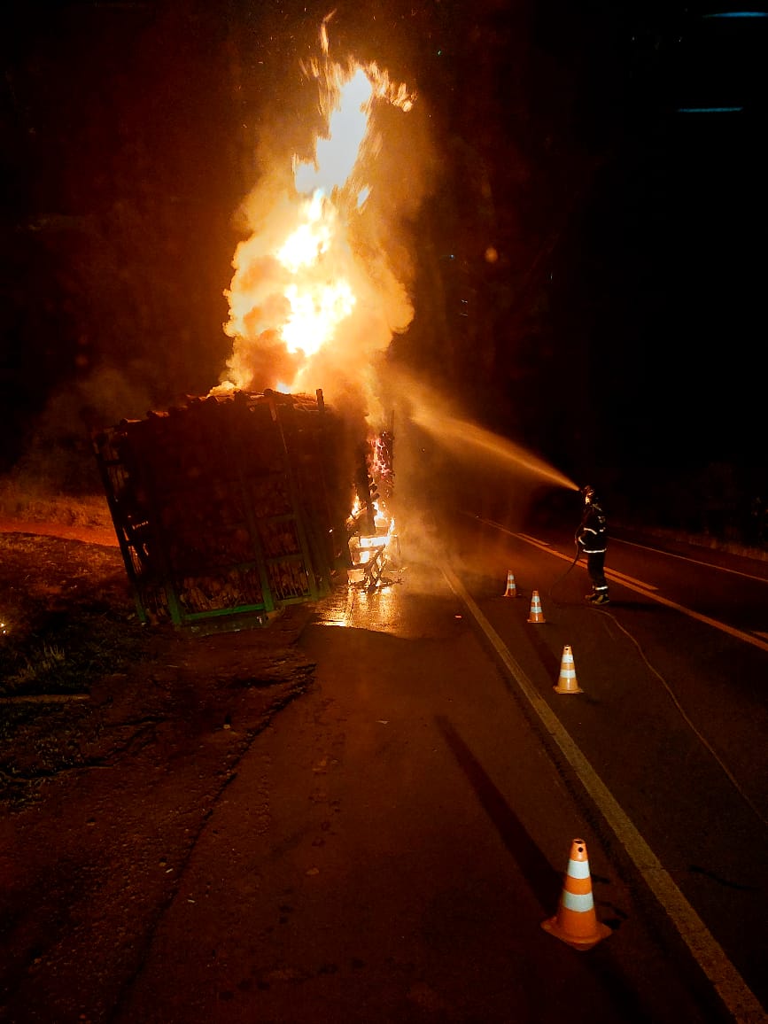 Bombeiros combatem incêndio em tremimão na BR-262