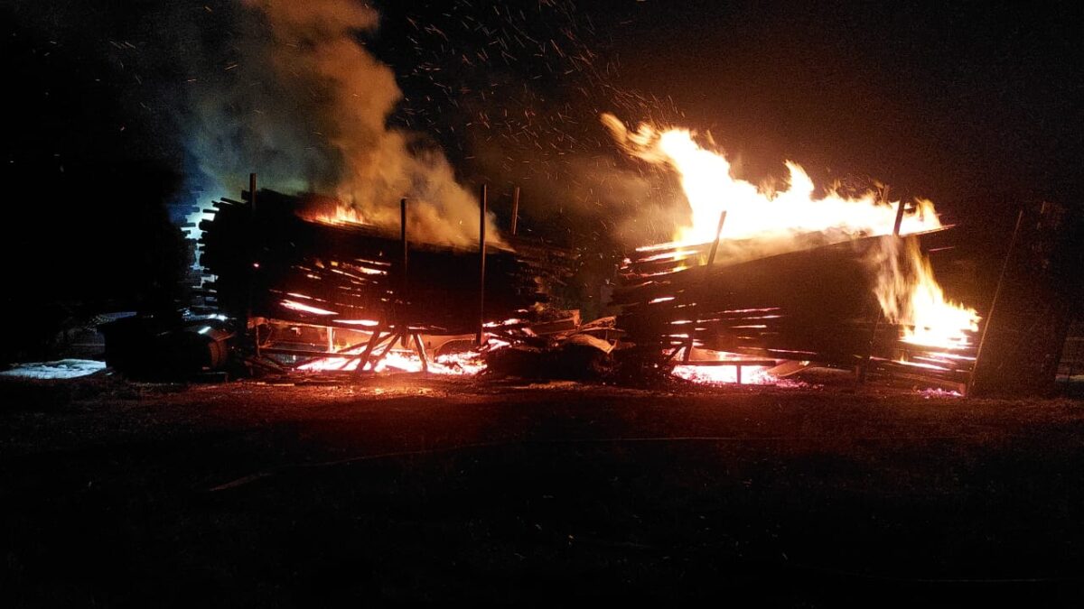 Bombeiros combatem incêndio em tremimão na BR-262