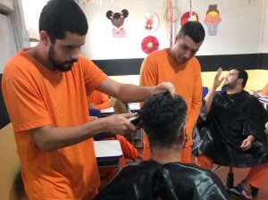 Profissão do momento, arte da barbearia é ensinada a detentos de Dourados e Nova Andradina