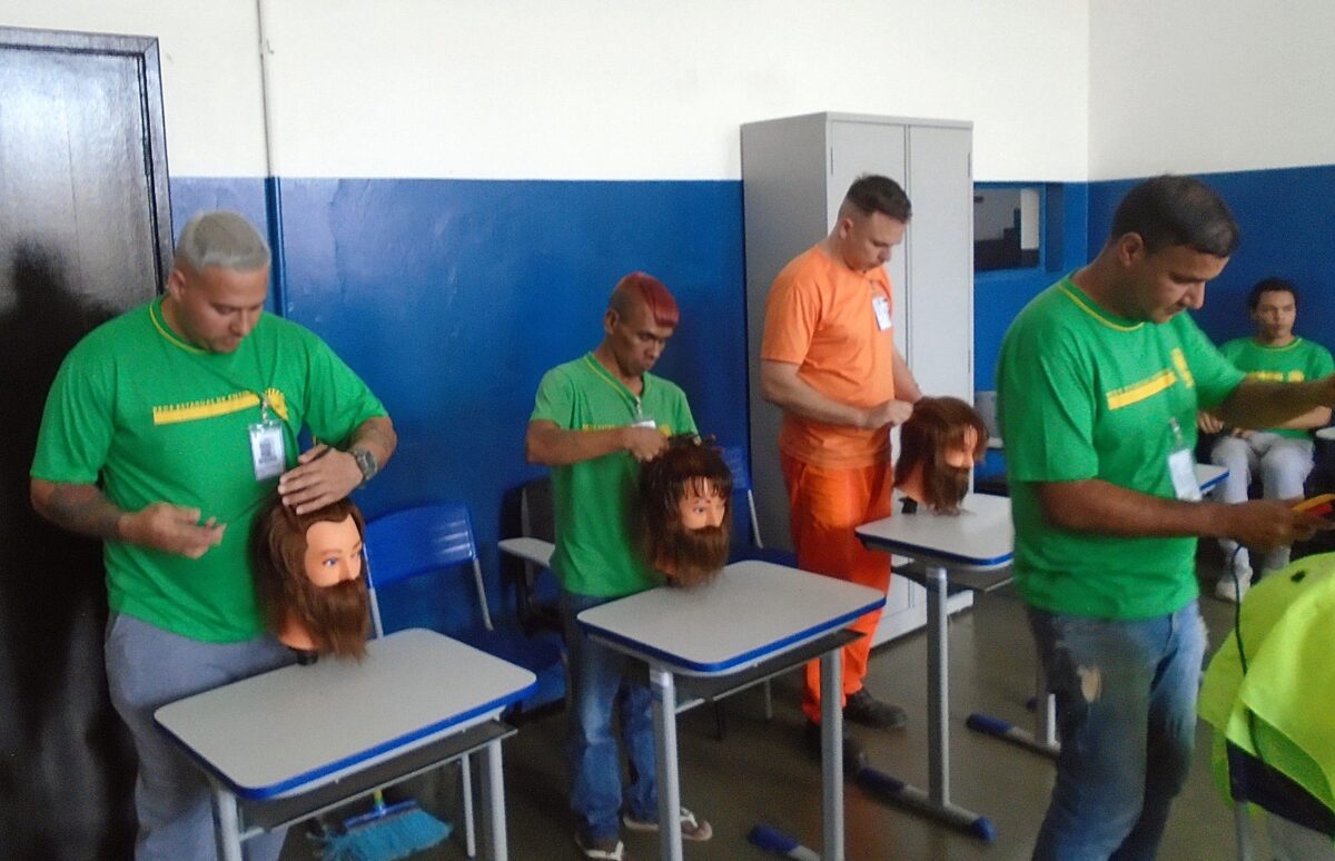 Profissão do momento, arte da barbearia é ensinada a detentos de Dourados e Nova Andradina