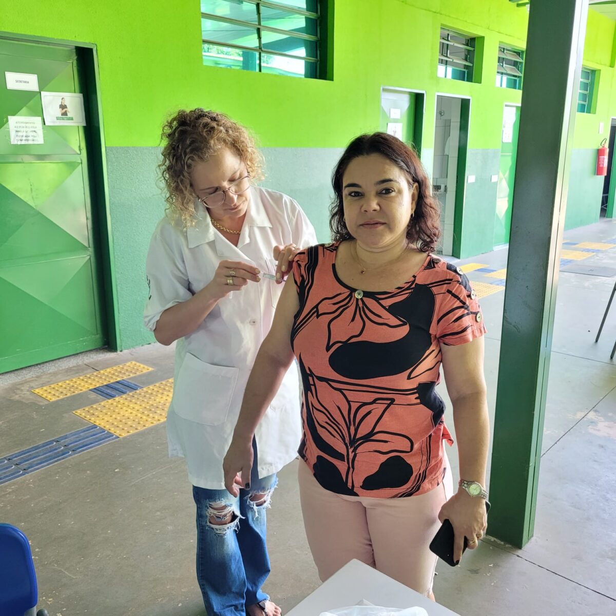 Saúde de Brasilândia realiza aplicação de vacina na Escola Estadual Adilson Alves da Silva