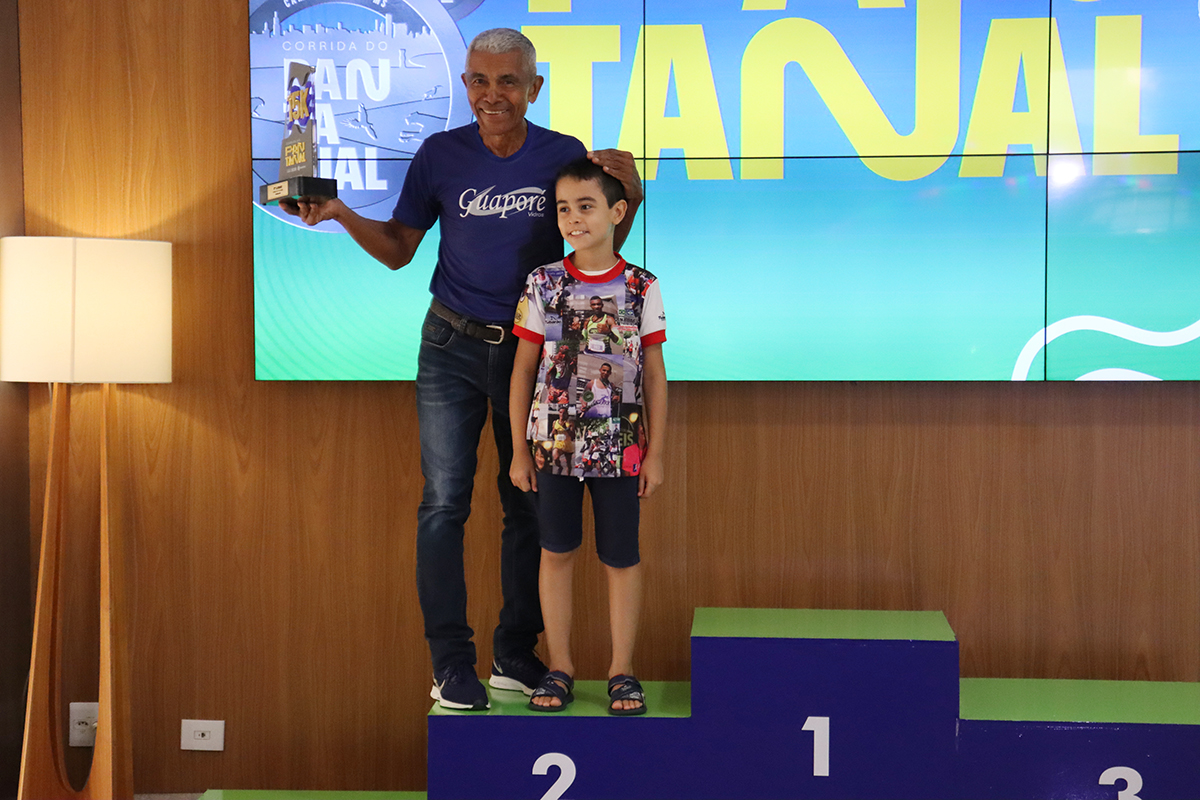 Corrida do Pantanal: campeões por faixa etária da prova de 15 km recebem troféus