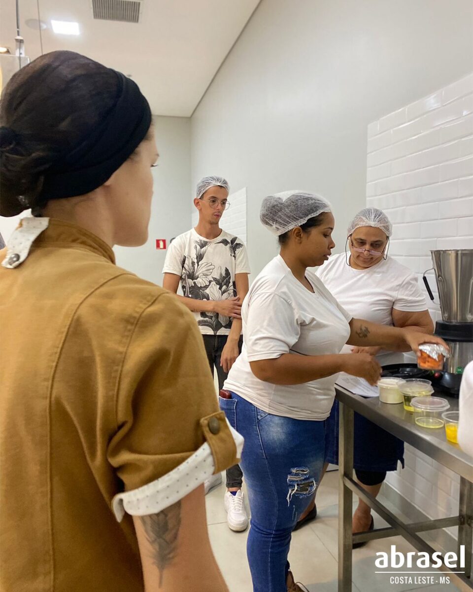 Com apoio da Suzano, Abrasel qualifica 120 pessoas para atuarem no setor gastronômico de Três Lagoas