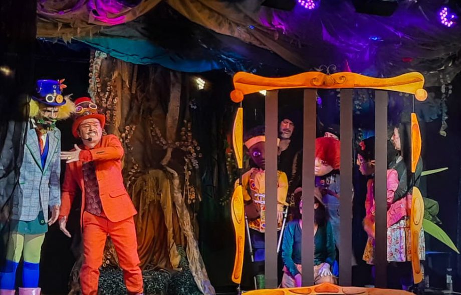 Aventura-musical de bonecos e atores “Floresta dos Mistérios” reuniu centenas de pessoas