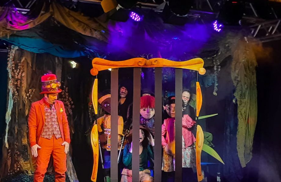 Aventura-musical de bonecos e atores “Floresta dos Mistérios” reuniu centenas de pessoas