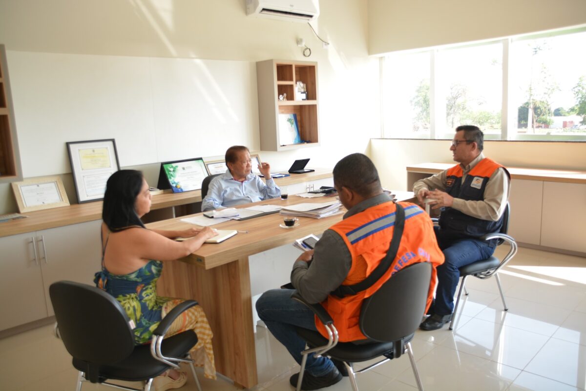 Prefeito Akira recebe representantes da Defesa Civil para levantamento de danos causados por chuvas e vendaval em Bataguassu