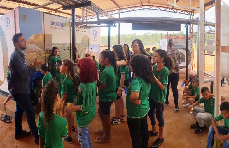 Estudantes de Brasilândia visitam fazenda na área de suinocultura e produção de gás biometano
