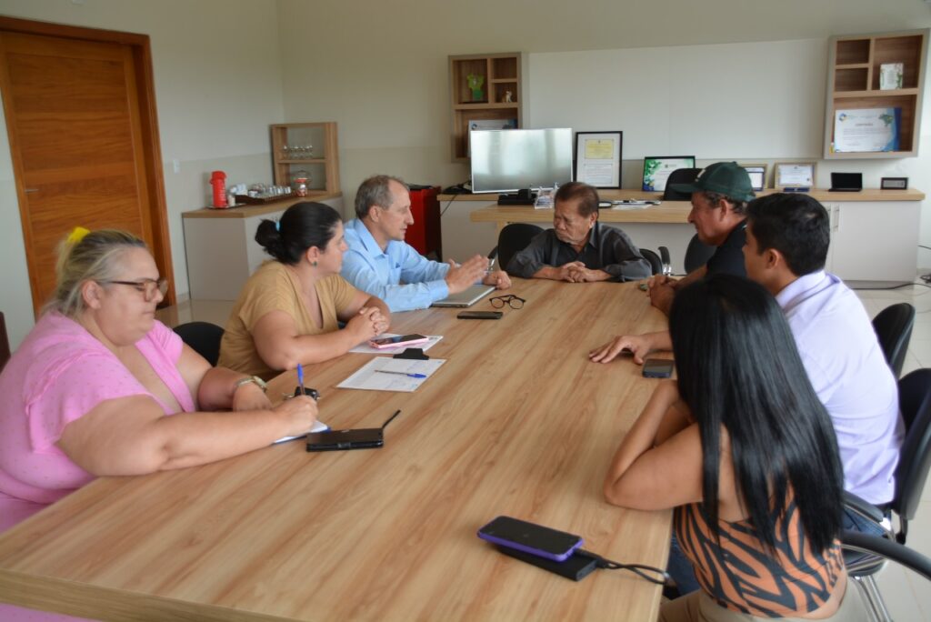 Em reunião, Akira recebe orientações de consultores do Sebrae sobre Prêmio Prefeitura Empreendedora