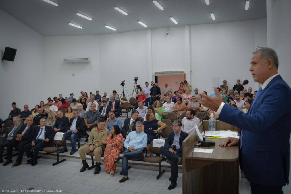 Akira prestigia Sessão Solene de entrega de títulos de Cidadão Bataguassuense