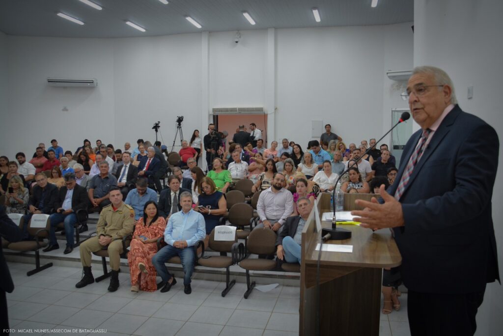 Akira prestigia Sessão Solene de entrega de títulos de Cidadão Bataguassuense