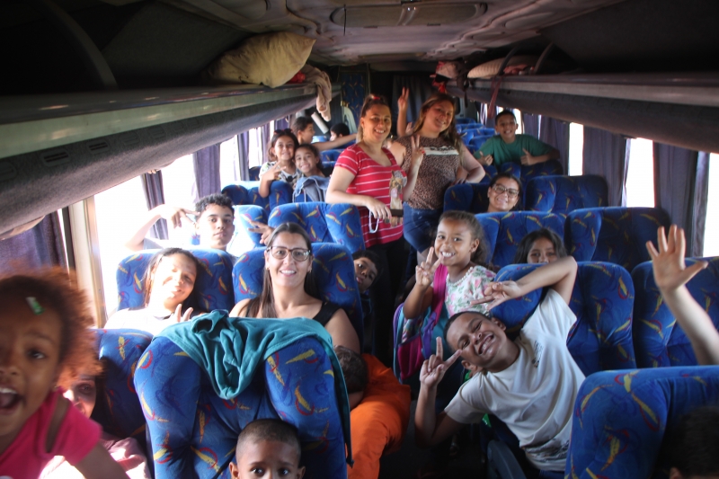 Diversão Aquática em Inocência: Crianças do SCFV Desfrutam de um Dia Mágico no Parque Grandes Lagos