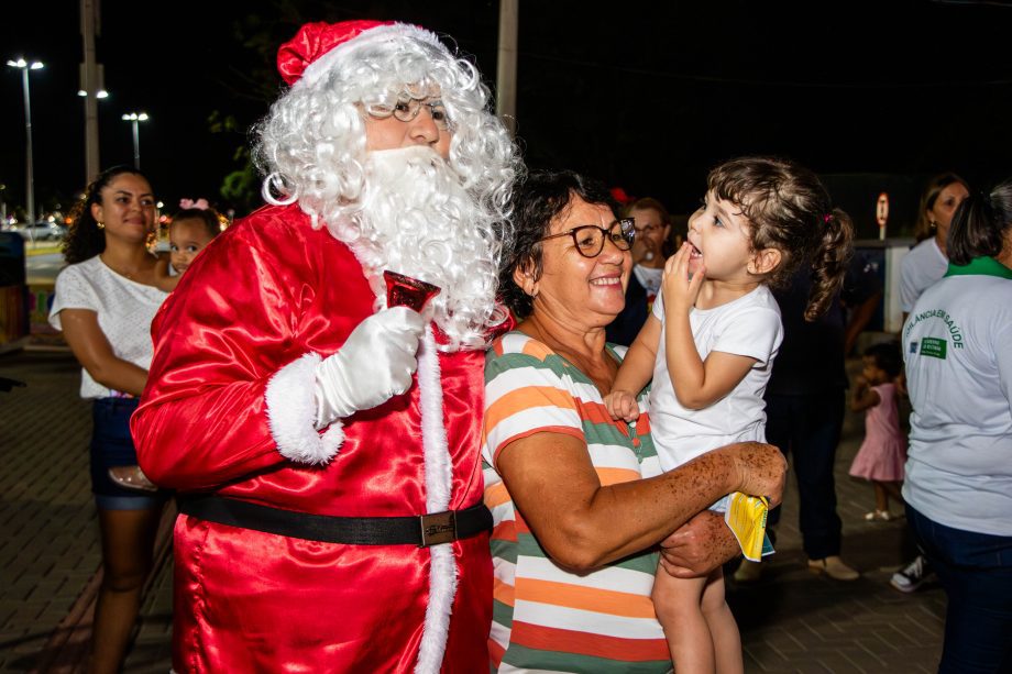 Chegada do Papai Noel movimentou a noite na Feira Central Turística