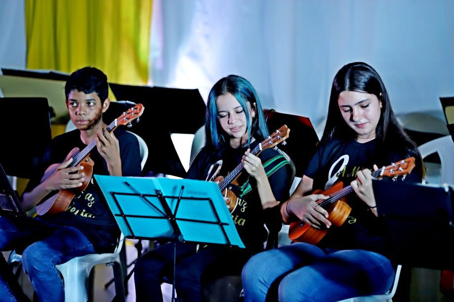 Alunos dos Projetos de ukulele e violão apresentaram o espetáculo “Daqui Só se Leva o Amor”