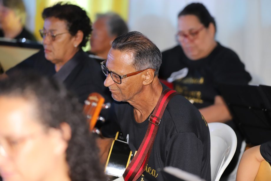 Alunos dos Projetos de ukulele e violão apresentaram o espetáculo “Daqui Só se Leva o Amor”
