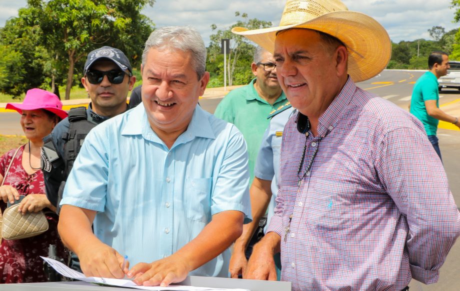 Prefeito Angelo Guerreiro inaugura Paço Municipal, asfalto da 2ª lagoa e anuncia iluminação em LED