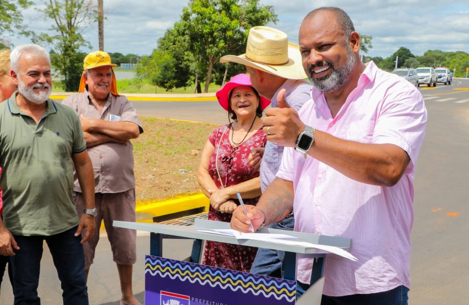 Prefeito Angelo Guerreiro inaugura Paço Municipal, asfalto da 2ª lagoa e anuncia iluminação em LED