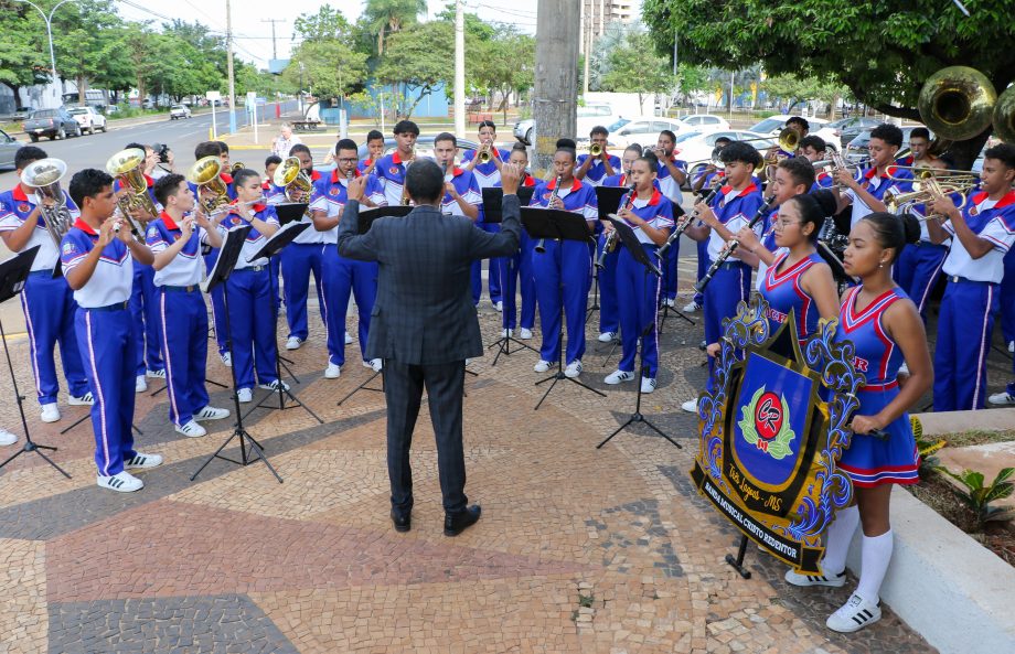 Prefeito Angelo Guerreiro inaugura Paço Municipal, asfalto da 2ª lagoa e anuncia iluminação em LED